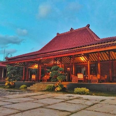 ホテル The Royal Joglo Tepus エクステリア 写真